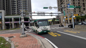 桃園市政府交通局試辦市區公車路線等三箭齊發，以滿足上下午尖峰時段乘車需求及提升公車使用率。