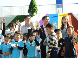 名間鄉親子生態公園開箱，林明溱和小朋友很興奮。（縣府提供）