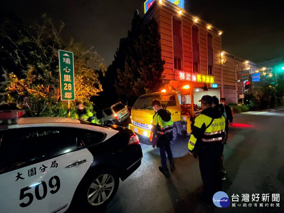 窄巷會車不慎，車身懸空卡排水溝，警call吊車助解圍