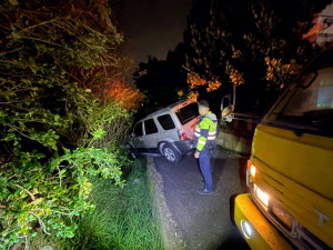 窄巷會車不慎，車身懸空卡排水溝，警call吊車助解圍