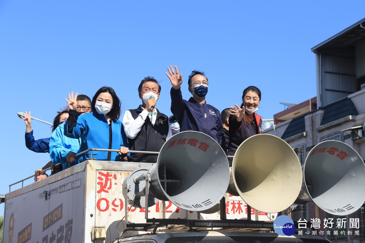 朱立倫主席與立委議長縣長於戰車上宣講四個同意。（記者扶小萍攝）