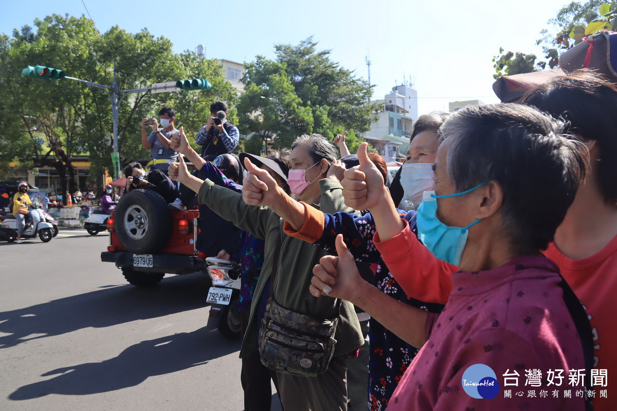 車隊經南陽路婦女朋友豎姆指表支持。（記者扶小萍攝）