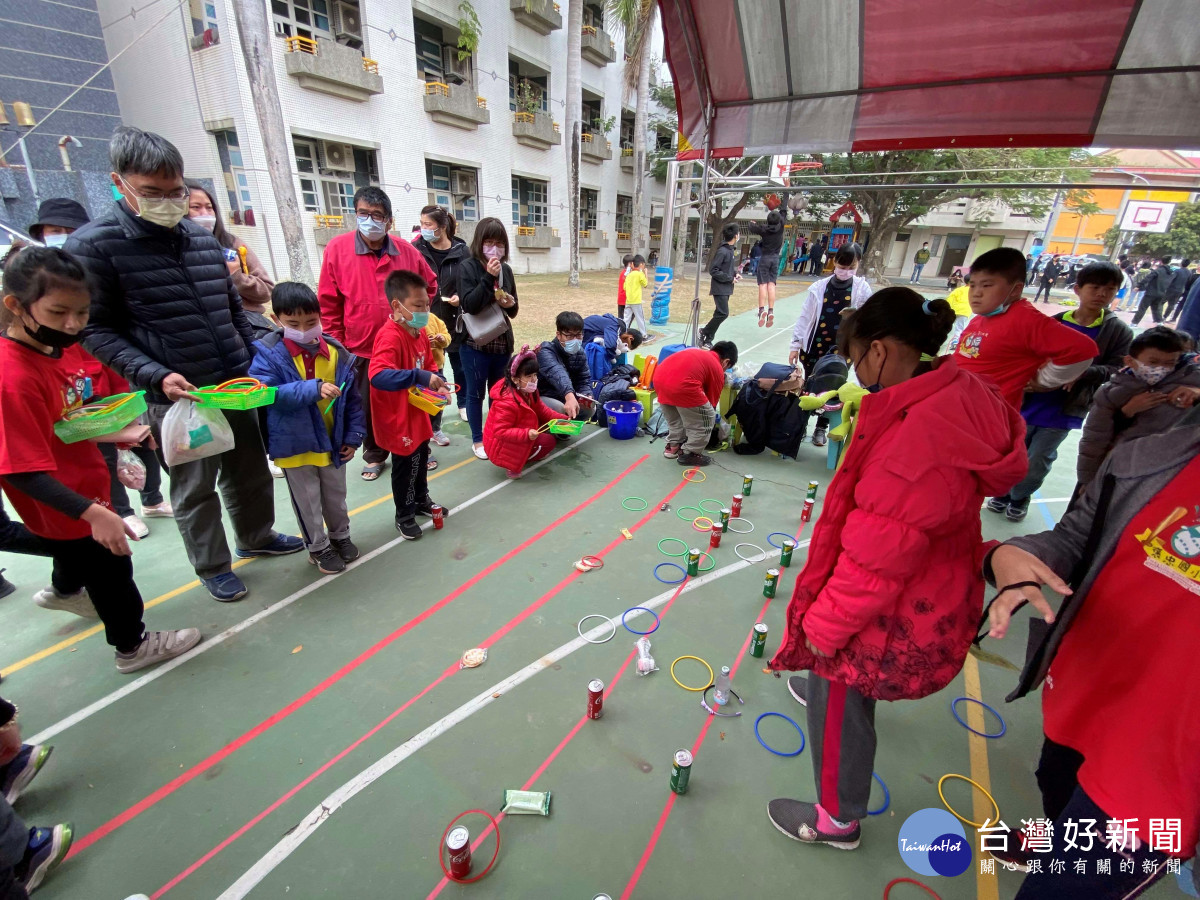 褒忠國小在校長顏曉湘的帶領下，不論是引進棒球、花鼓專業教練，為地方培育優秀人才的種子為校增光/李光揚翻攝