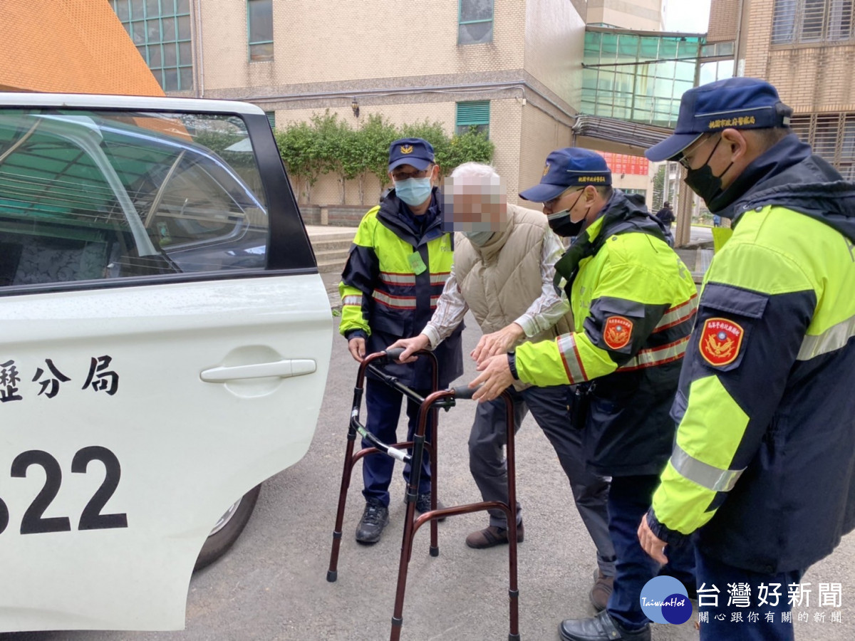 警員將老翁揹在背上走至巡邏車，圓滿順利將人送回家<br />
<br />
