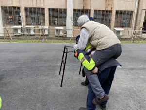 警員將老翁揹在背上走至巡邏車，圓滿順利將人送回家