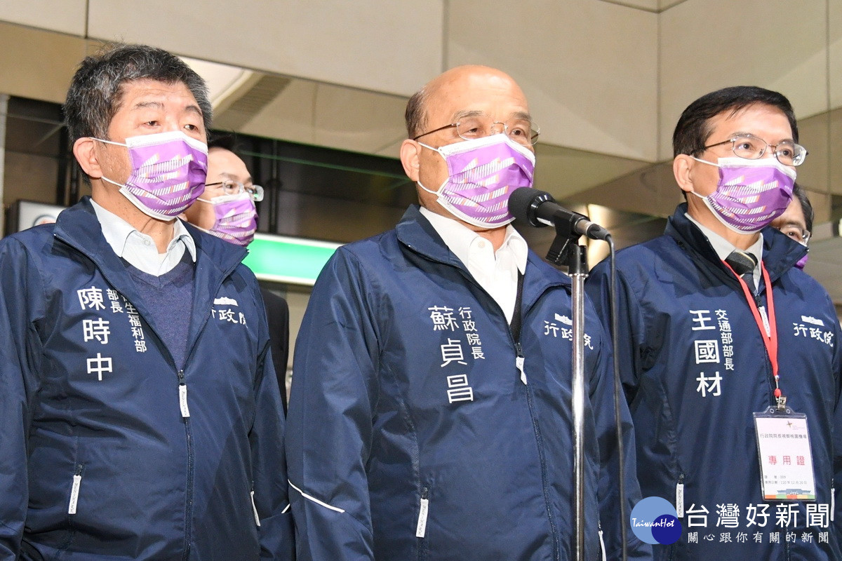 行政院長蘇貞昌視察機場防疫作為，面對公投大勝回答媒體詢問。