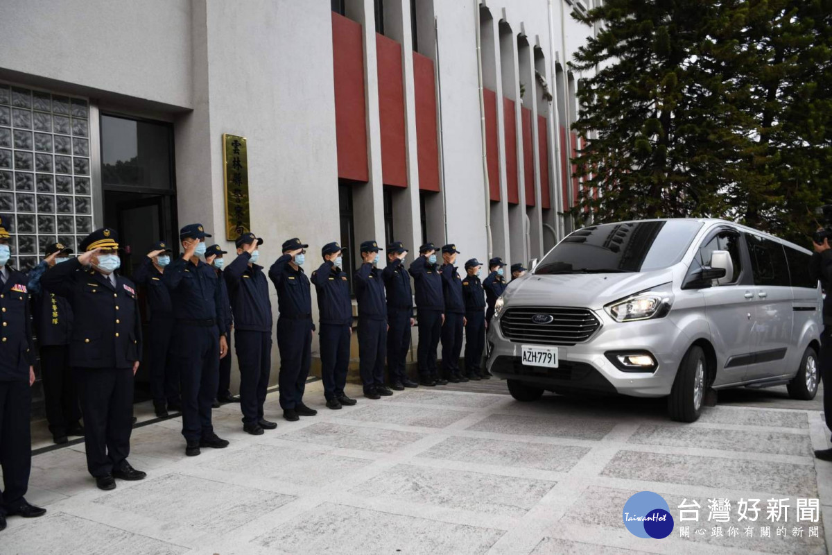 今(20)日由警政署警政委員許錫榮、代理局長林振華率全體警察局同仁列隊敬禮，送局長最後一程/李光揚翻攝