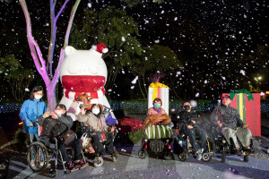 嘉義市北香湖公園「獨嘉聖誕雪景區x沉睡大白熊」展區，現場設置了臨時性的無障礙通行步道，提供舒適友善的遊覽環境／嘉義市府提供