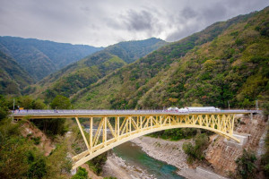 「三光跨河大橋」採鋼結構設計，外觀為泰雅技藝竹籐編織造型