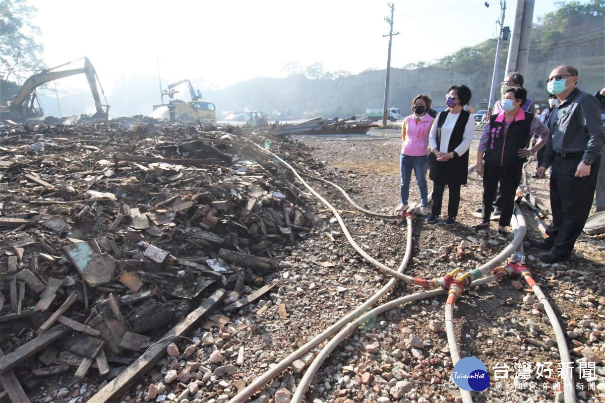 花壇空地廢棄物火災，縣長王惠美現場視察災情。