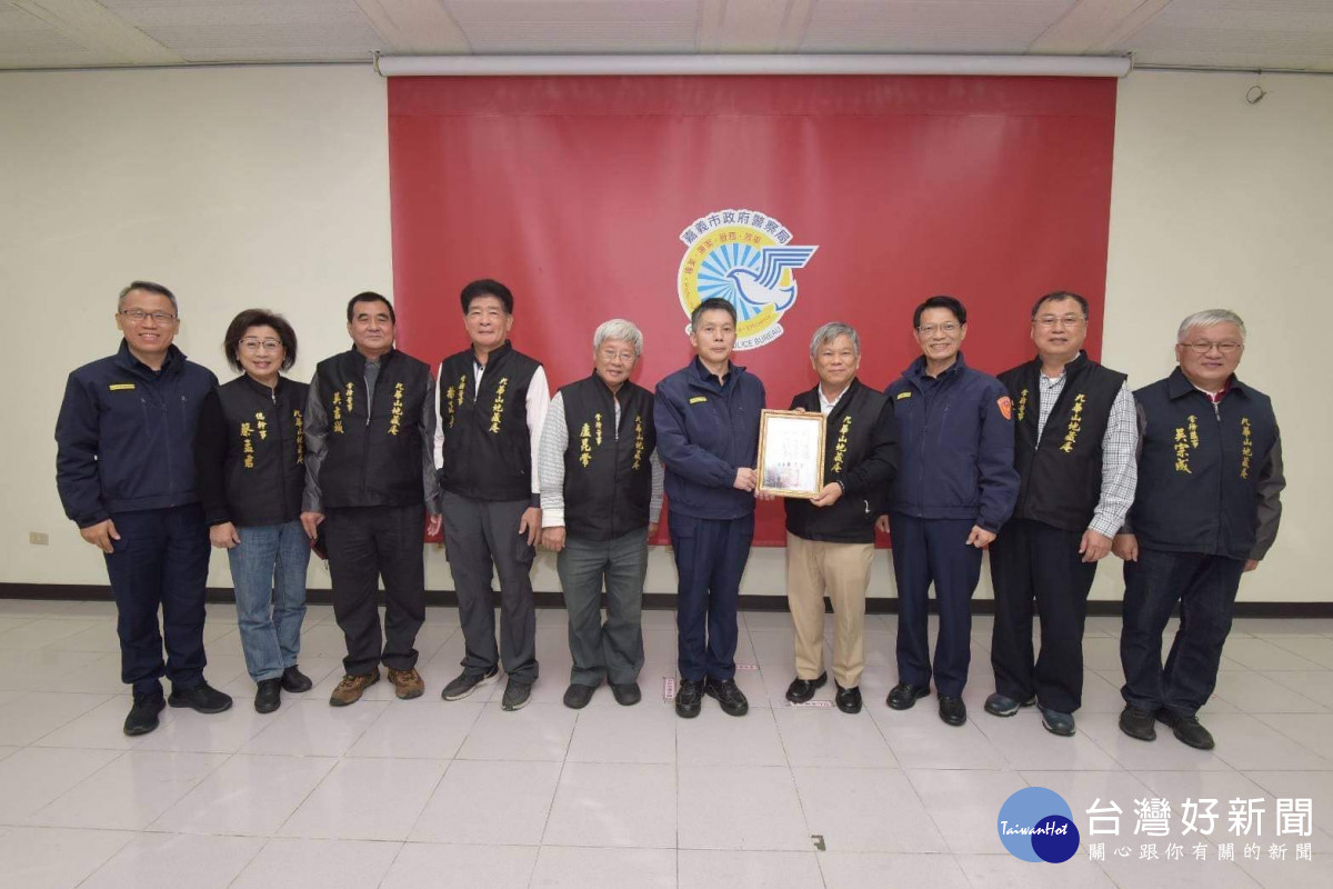 九華山地藏庵致贈嘉義市警局1,000張「Q版地藏菩薩悠遊卡」，市警局也回贈「2022年CCPB」特製限量桌曆／警方提供