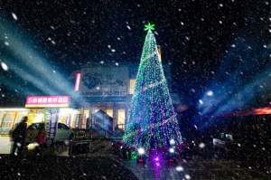 住商不動產故宮南院店引進8米高燈光耶誕樹，搭配泡泡機營造雪景，要讓民眾有不一樣的過節氛圍／陳致愷翻攝