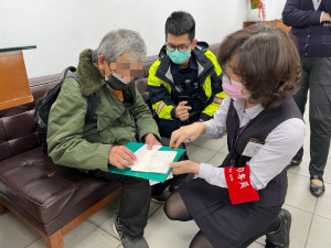 民眾疑似遭詐騙欲匯款，員警趕抵銀行勸阻保錢財。