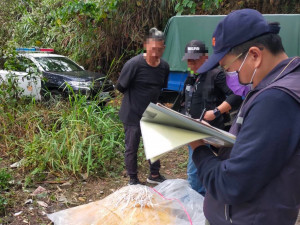 查獲偷倒廢棄物。林重鎣