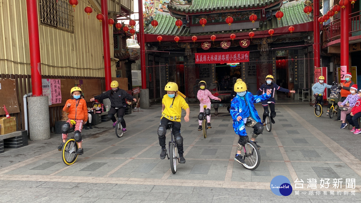 大林鎮排路國小全校師生在安霞宮演出烏克麗麗組曲／陳致愷翻攝