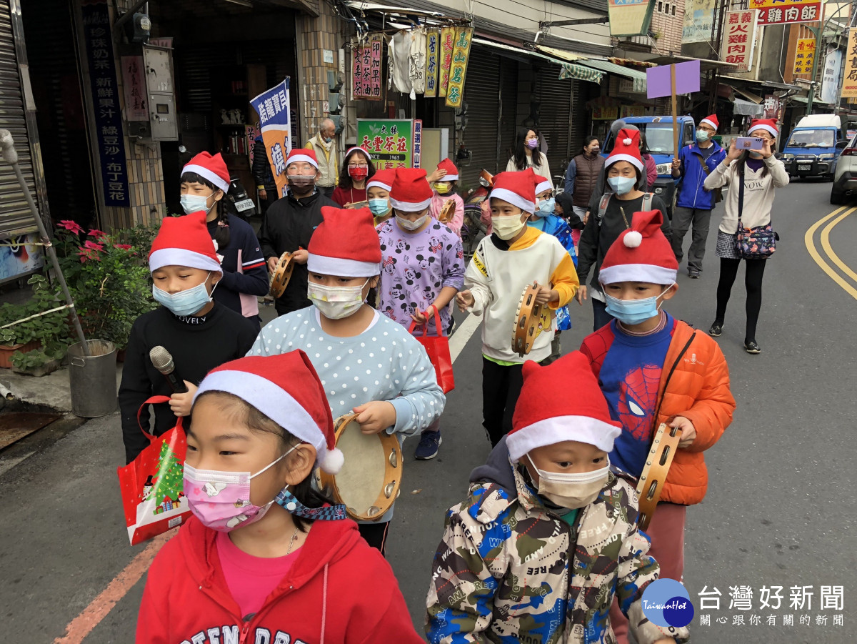 大林鎮排路國小學生走入社區，沿街唱頌英文歌曲傳佳音／陳致愷翻攝