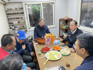 警察局局長陳國進前往平鎮警分局慰勉辛勞的警察同仁，也與同仁們閒話家常