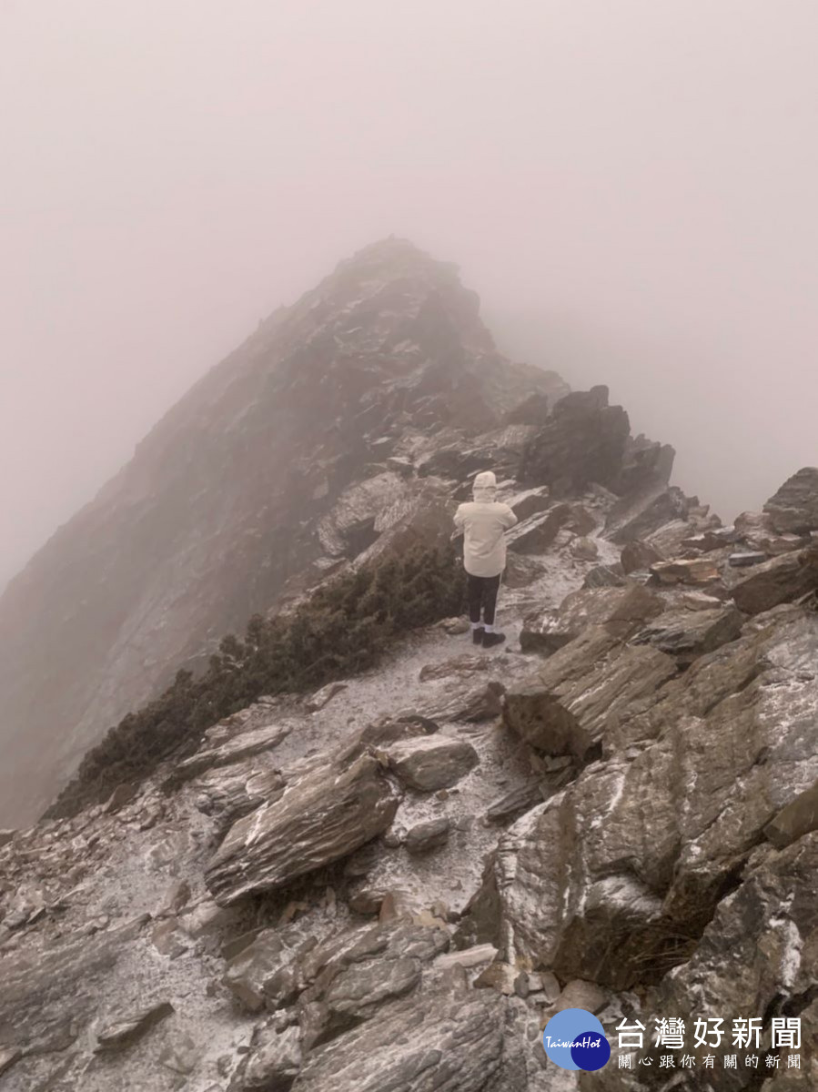 玉山下雪了路面濕滑（圖片/玉管處提供）