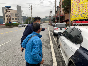 老翁忘記停車地點，誤以為遭人竊取，員警協助下順利地找回愛車