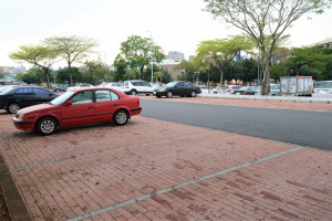 嘉義市立棒球場周邊停車場及河濱運動公園前後停車場，將延後至1月3日開始收費／陳致愷翻攝