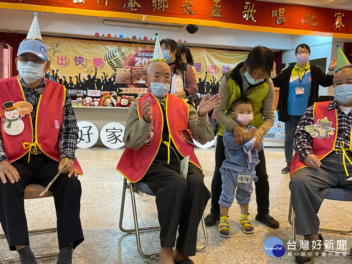 伸港鄉老幼同樂會　長者和小朋友一起打鼓、唱ABC 台灣好新聞 第2張