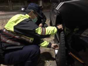 員警協助找出工具包並協助更換備胎，將狀況排除以後讓車主順利脫困返家