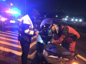 機車沒油拋錨卡快速道路，警協助買油助返家