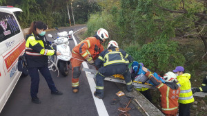 8旬翁清晨散步跌落坡坎，警、消合力救援