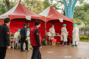 鄭市長視察中壢區黎明公園社區採檢站作業情形