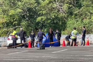 男子陳屍停車場，警方到場進行蒐證／陳致愷翻攝