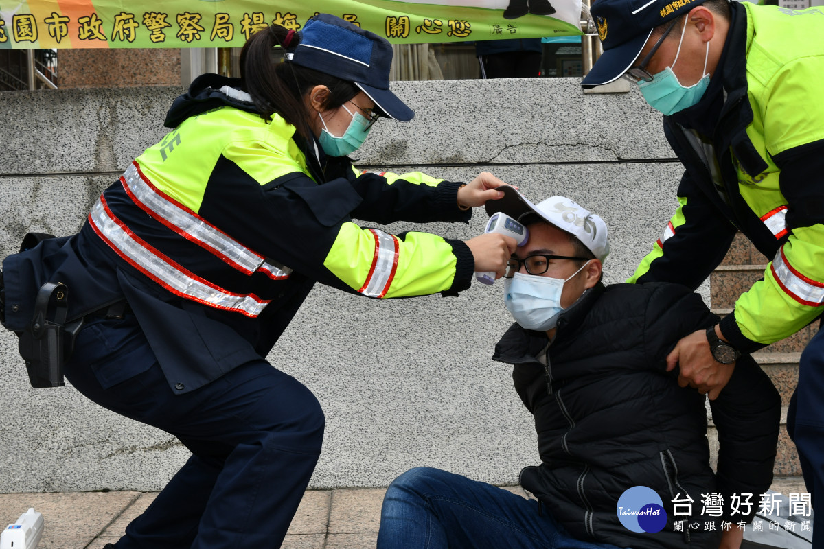 歹徒在農會前及路旁遭到逮捕，警方立刻從勤務包掏出額溫槍及酒精噴灑歹徒，同時宣導勿忘防疫