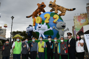 林世賢市長等人在彰化火車站前的主燈前為「彰化300．古城慶典之都」系列活動宣傳。