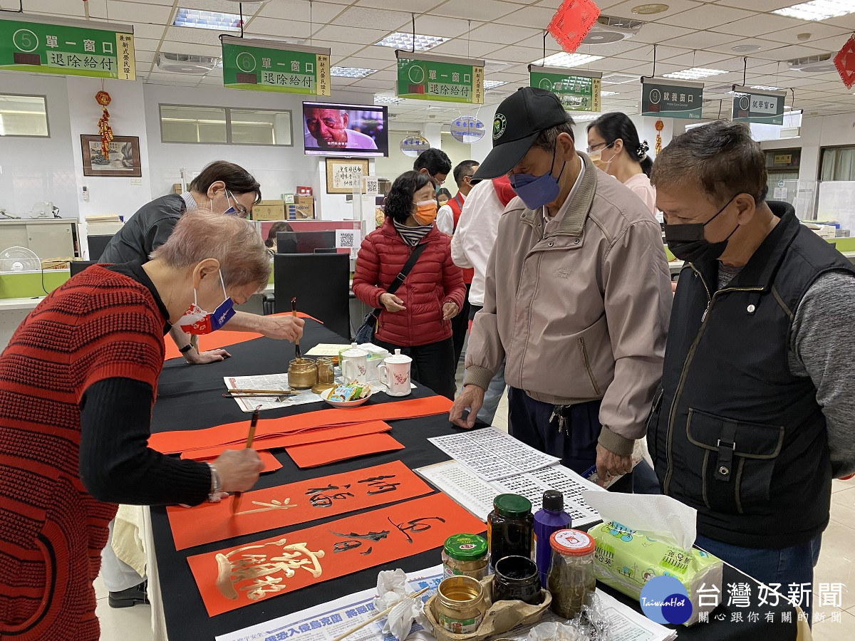 新北市榮服處邀請名書法家現場揮毫，並提供榮民眷免費索取春聯