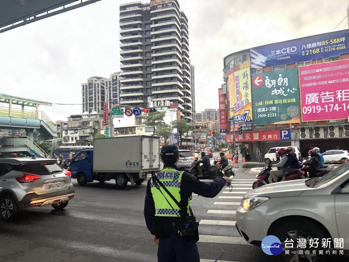 年節車潮湧現　新莊警加強轄區交通疏導 台灣好新聞 第2張