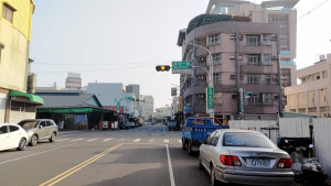 嘉義市警局張姓副隊長在保安四路與胡姓男子發生行車糾紛，胡男找來3名友人圍毆張警／陳致愷攝影