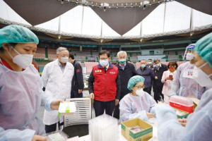 鄭市長視察桃園巨蛋體育館接種站