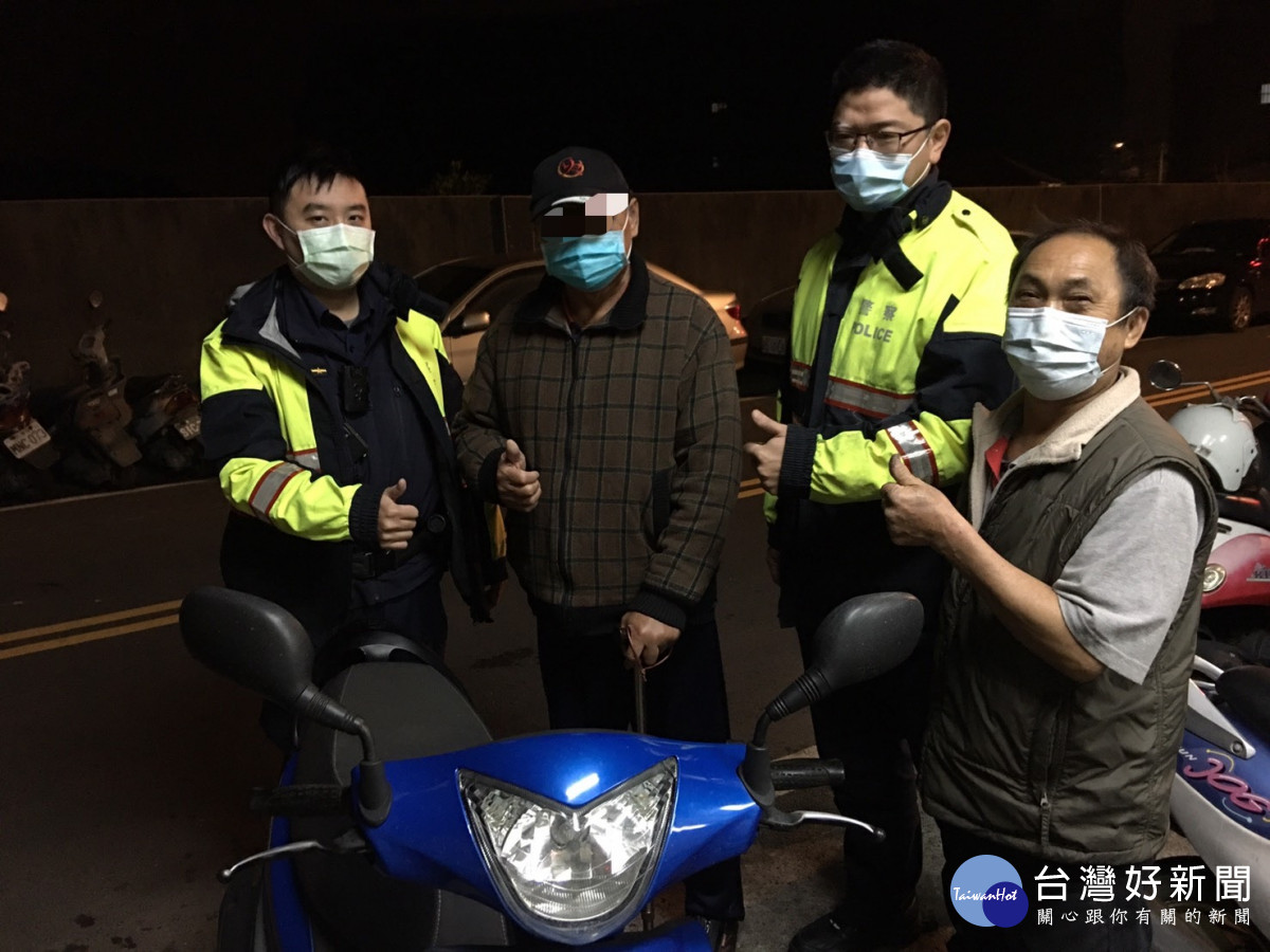 員警找到義警弟兄所開的機車行前來協助，讓男子可以修好機車順利返家。<br />
<br />
