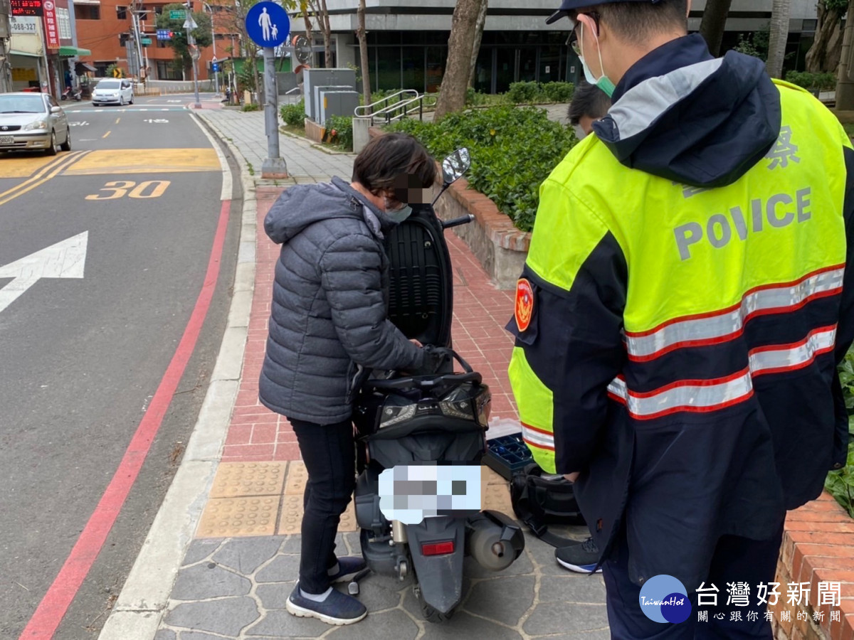 鑰匙反鎖車廂，警協助牽車婦人返家