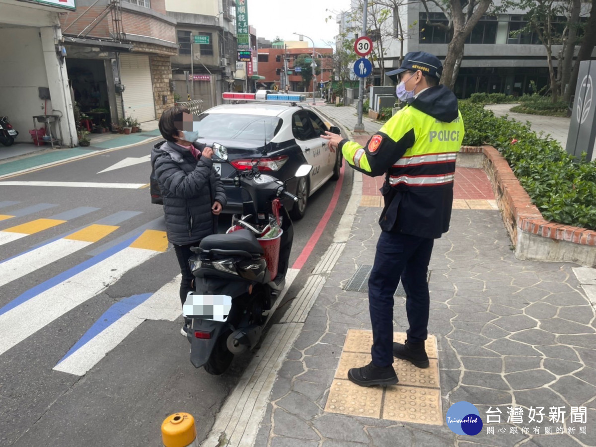 鑰匙反鎖車廂，警協助牽車婦人返家