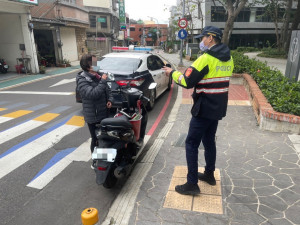 鑰匙反鎖車廂，警協助牽車婦人返家