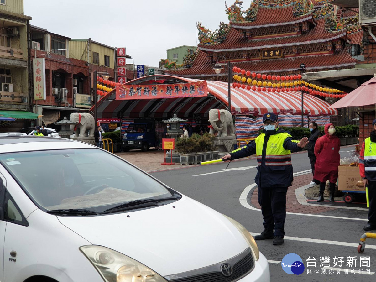 春節廟宇人潮多，大園警交通疏導管制