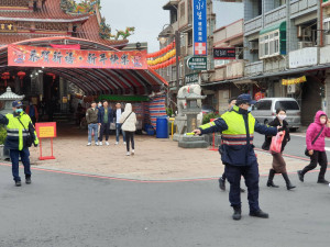 春節廟宇人潮多，大園警交通疏導管制