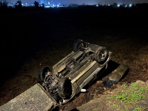 恍神不慎翻車，警協助聯繫拖吊車脫困