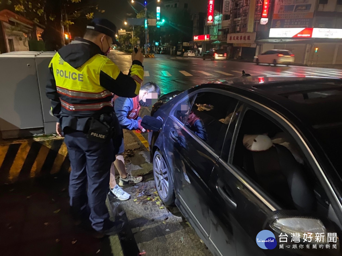 警方以寶特瓶填裝油料回來加到油箱中，讓車子順利的重新啟動