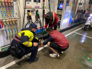 警方以寶特瓶填裝油料回來加到油箱中，讓車子順利的重新啟動