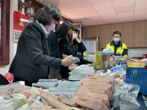 台南善化慶安宮清點過年期間寄放在派出所的香油錢，存入銀行