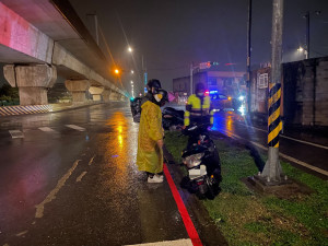 女子機車拋錨警方上前關切