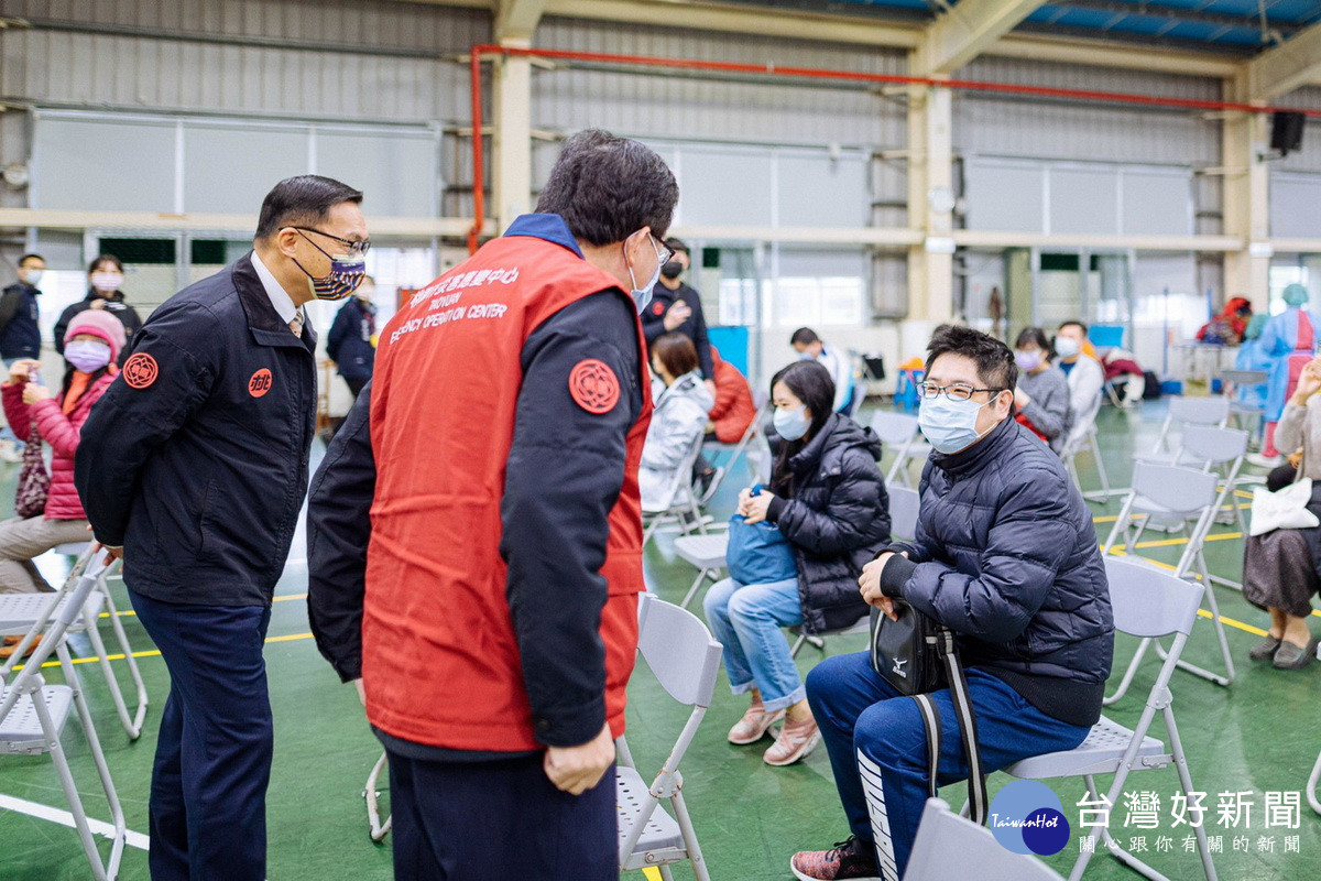 桃園市長鄭文燦視察公私立各級學校及教育機構教職員工COVID-19第三劑疫苗專案接種情形。