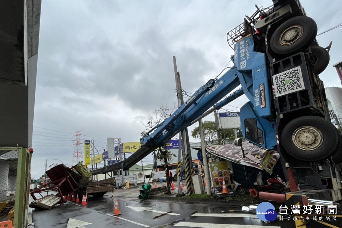 桃園捷運綠線GC01標高架段土建統包工程施工發生吊車翻覆意外，幸未釀人員傷亡。