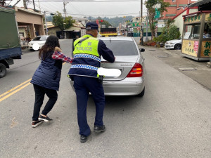 女子汽車拋錨卡路中，斗六警即時協助化解危機/斗六警分局提供